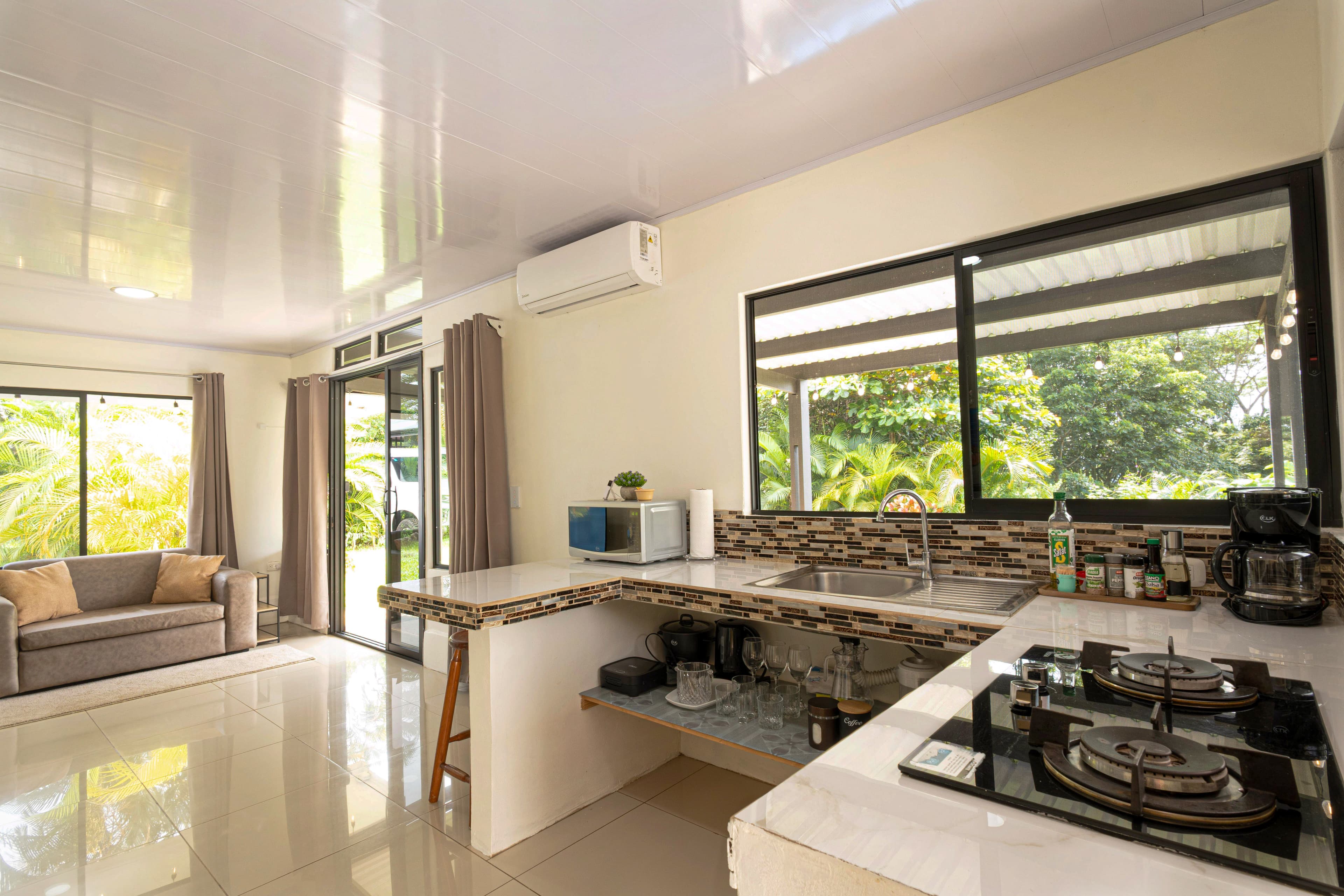Cocina equipada con vista al jardín